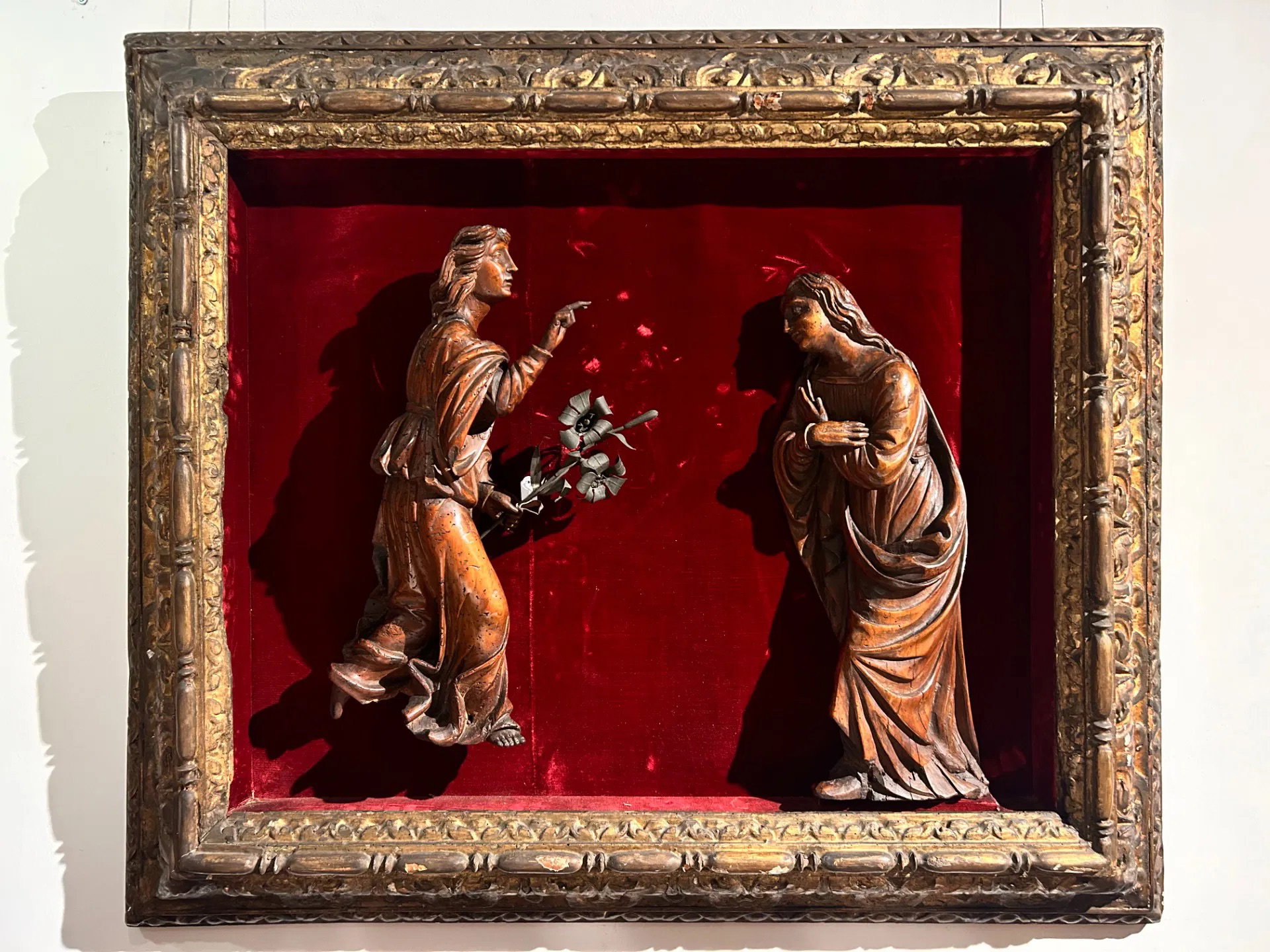 Annonciation en bois sculpté dans un cadre finement sculpté, première moitié du XVIIe siècle.